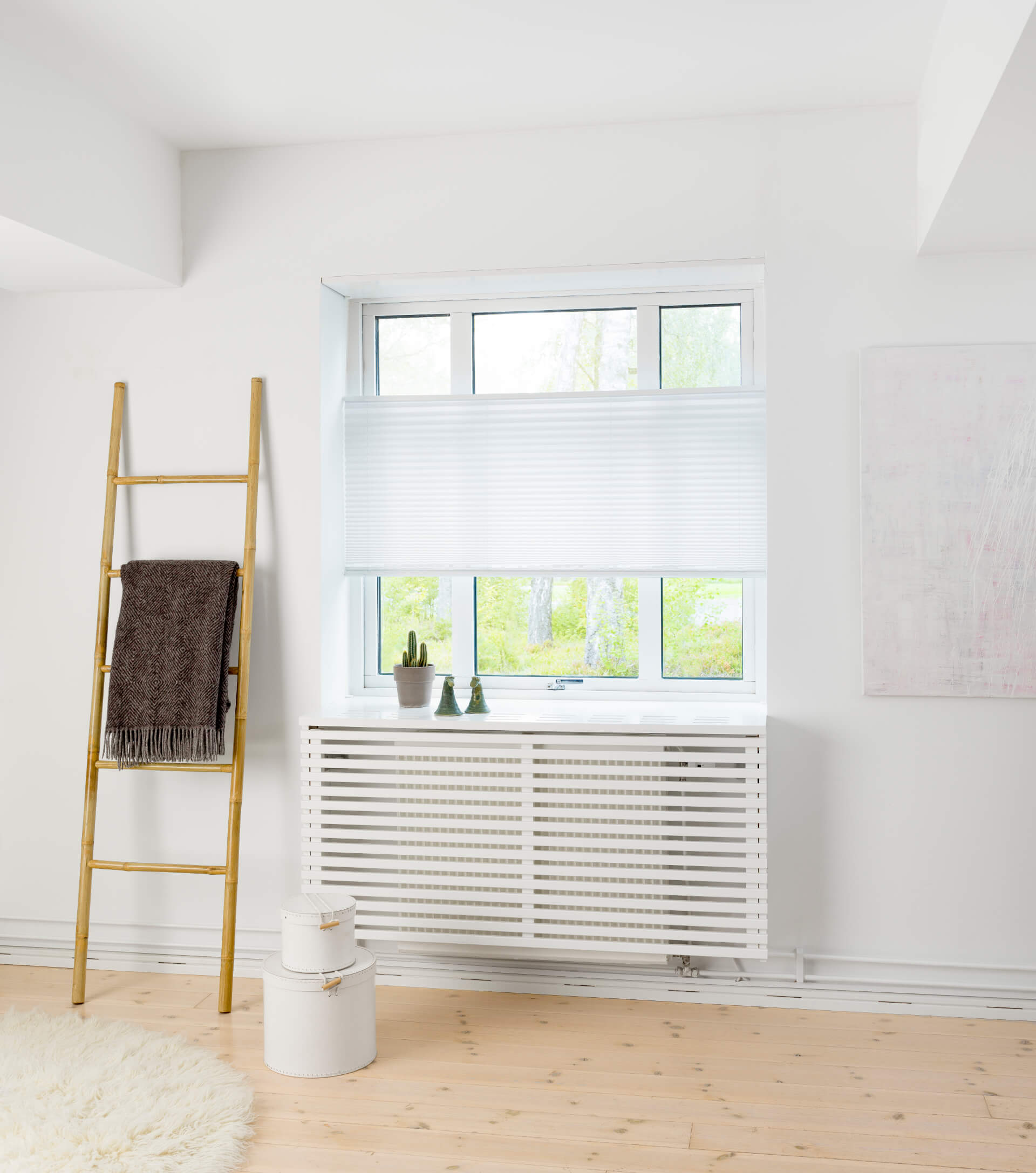 Plissegardin up and down i en stue