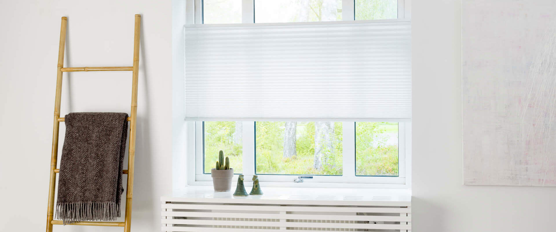 Plissegardin up and down i en stue