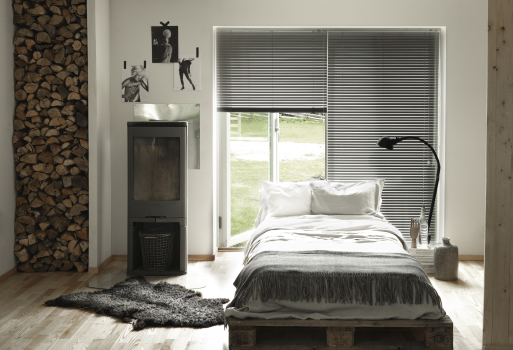 Persinner i et minimalistisk soveværelse