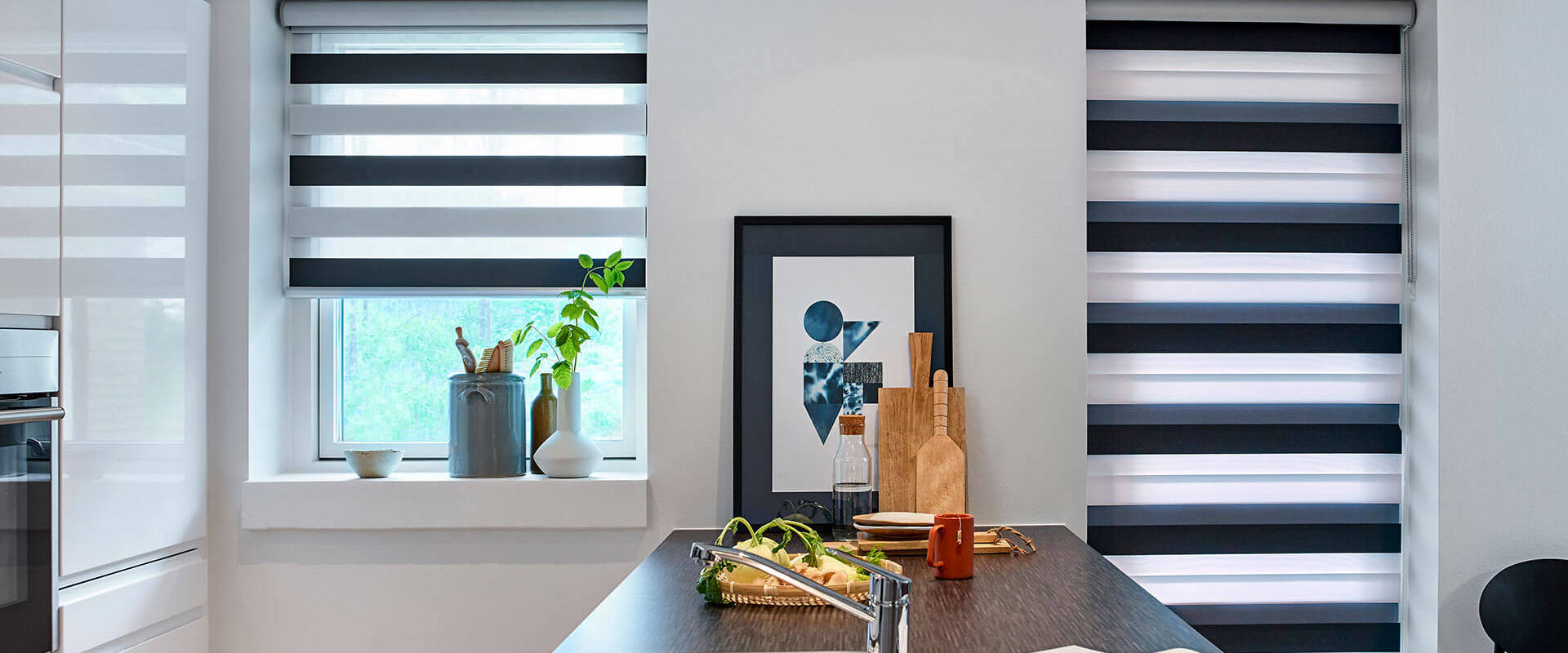 Duo gardiner i et moderne køkken