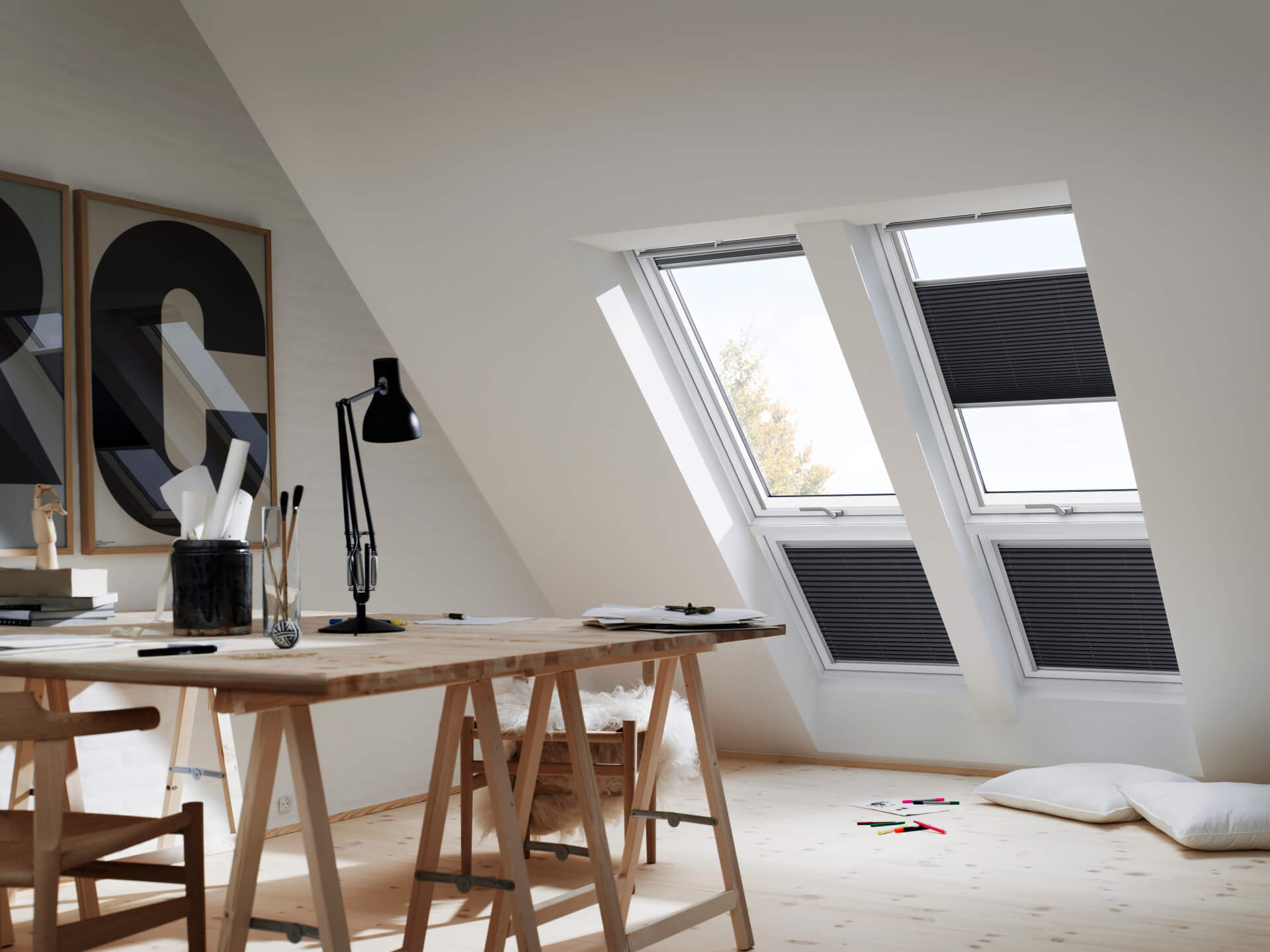 Ovenlysgardiner i et arbejdsværelse