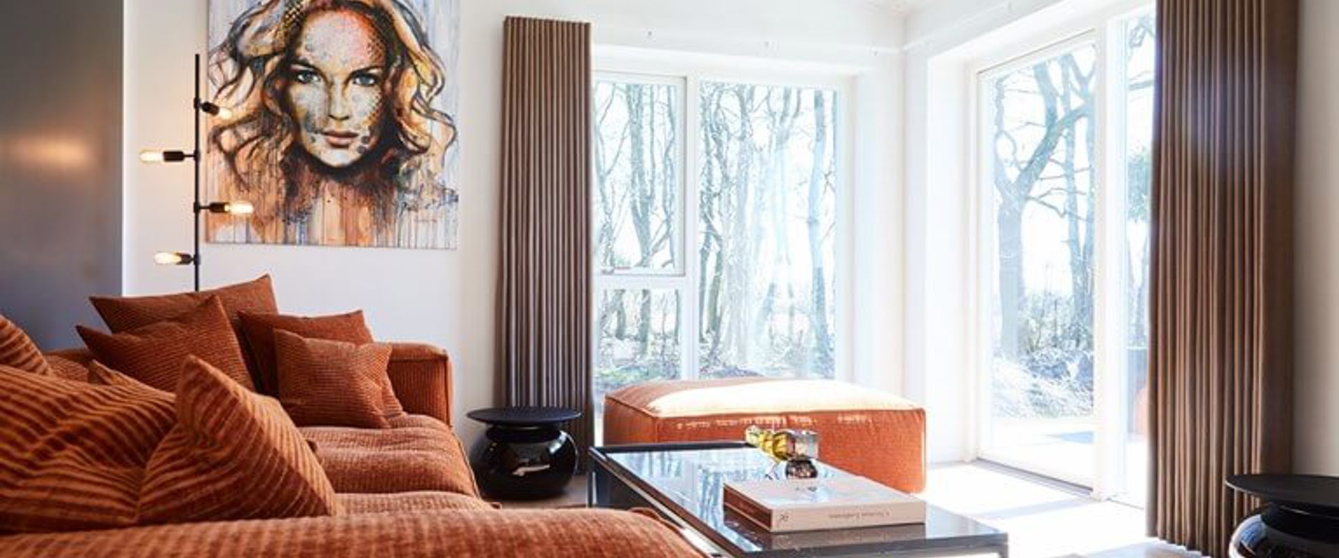 Moderne stue med gardiner